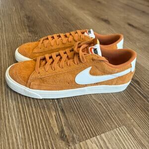 NIKE - BLAZERS LOW '77 - US 10.5 WOMENS - NEW